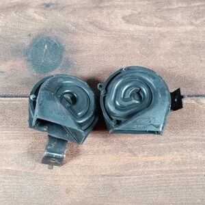 Ford Automobile Horns F00T18C271AA‎ Black Plastic Pair Ford Branding Canada